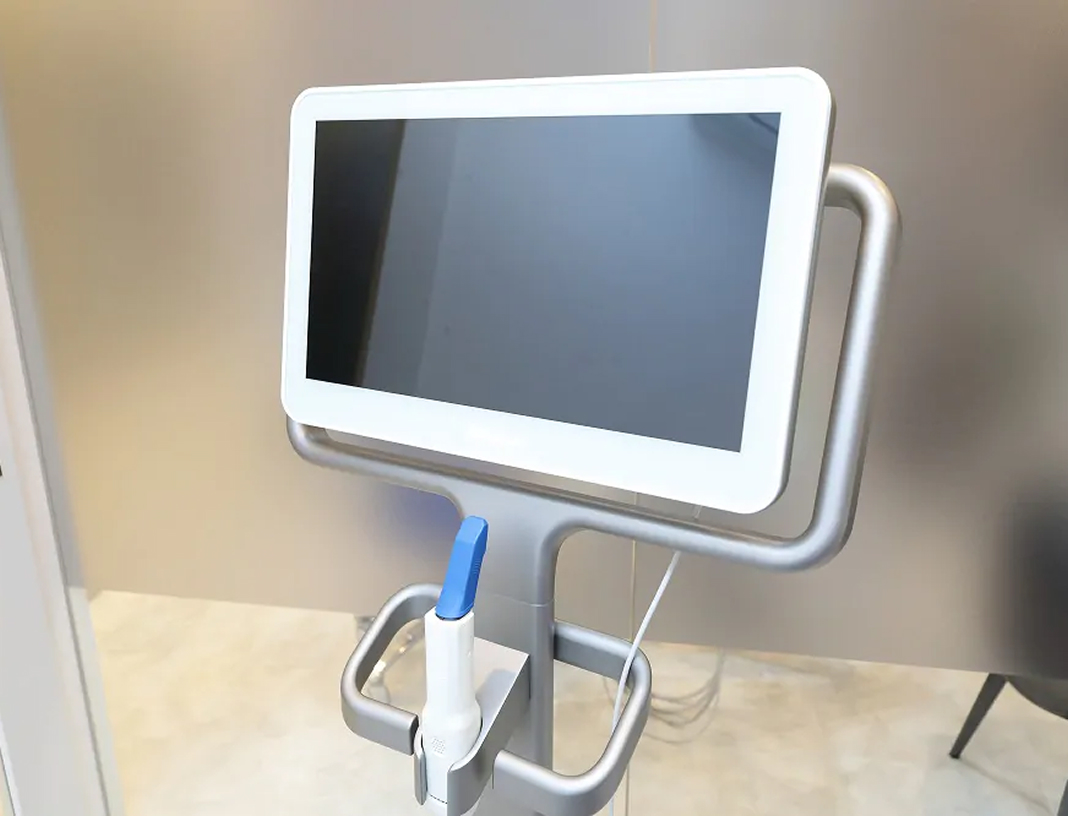 iTero element（口腔内スキャナー）